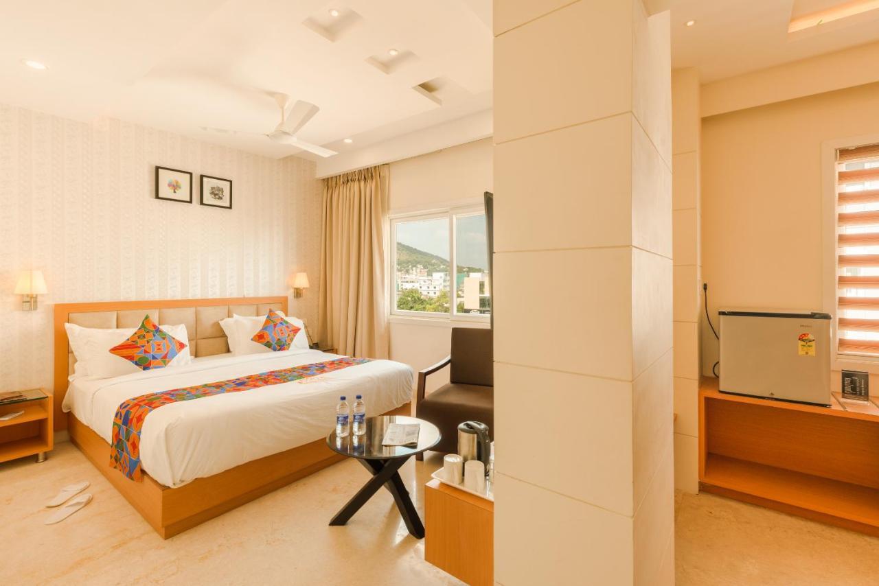 Kvr Capitol Suites Vijayawada Luaran gambar
