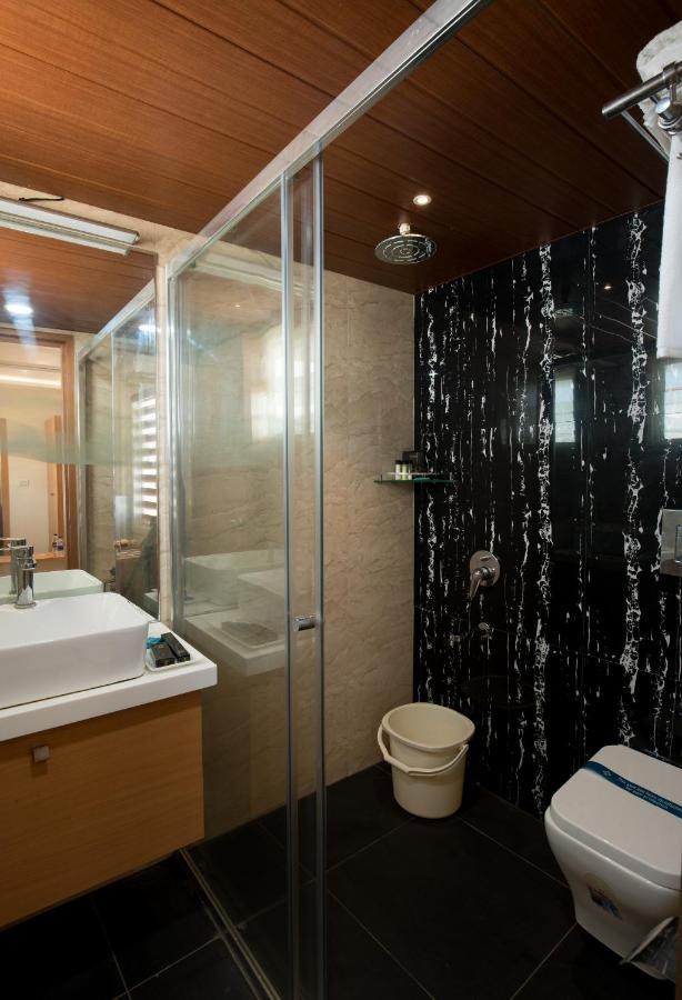 Kvr Capitol Suites Vijayawada Luaran gambar