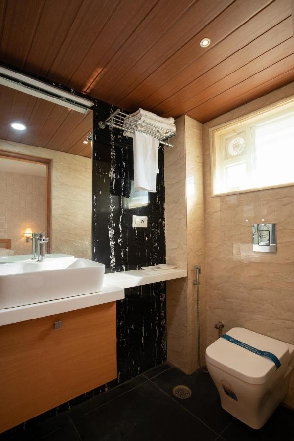 Kvr Capitol Suites Vijayawada Luaran gambar