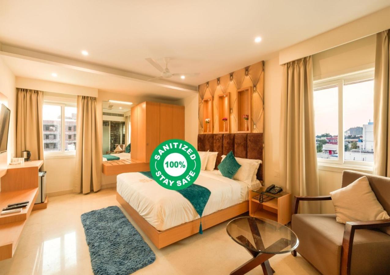 Kvr Capitol Suites Vijayawada Luaran gambar